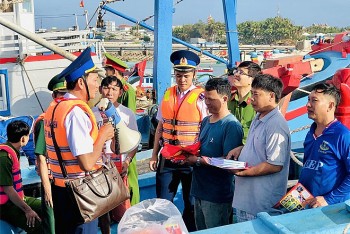 Ngư dân ở huyện đảo Phú Quý được tuyên truyền Luật Cảnh sát Biển và tặng cờ Tổ Quốc