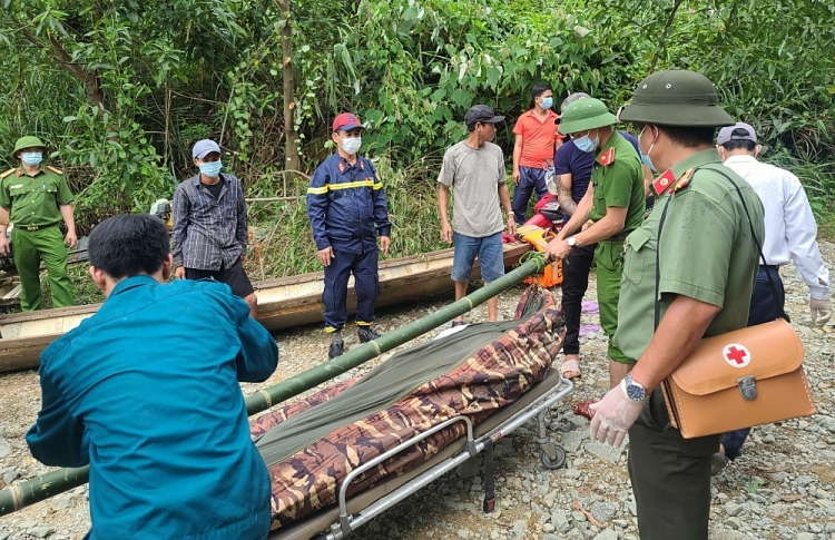 Đã đưa được thêm 19 người từ Thủy điện Rào Trăng 4 ra ngoài an toàn