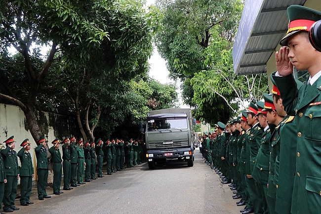 Người dân tiếc thương tiễn đưa 13 chiến sĩ, cán bộ hy sinh khi cứu hộ về với đất mẹ