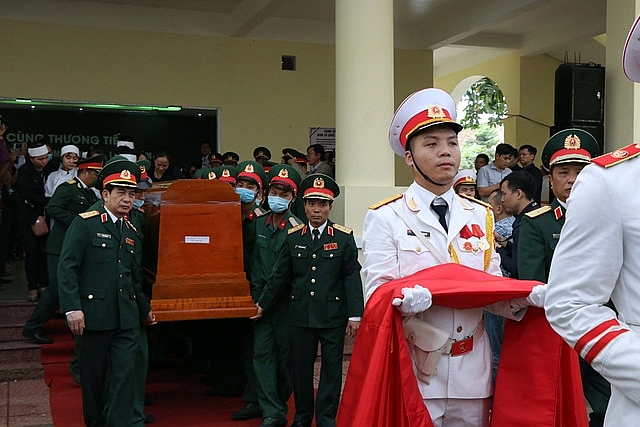 Người dân tiếc thương tiễn đưa 13 chiến sĩ, cán bộ hy sinh khi cứu hộ về với đất mẹ