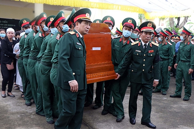 Người dân tiếc thương tiễn đưa 13 chiến sĩ, cán bộ hy sinh khi cứu hộ về với đất mẹ