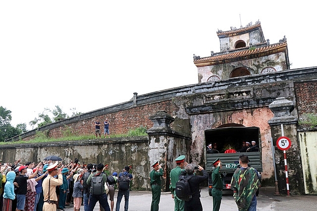 Người dân tiếc thương tiễn đưa 13 chiến sĩ, cán bộ hy sinh khi cứu hộ về với đất mẹ Người dân tiếc thương tiễn đưa 13 chiến sĩ, cán bộ hy sinh khi cứu hộ về với đất mẹ