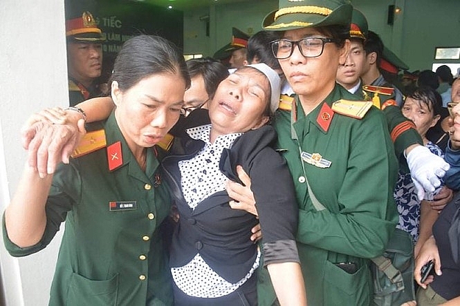 Người dân tiếc thương tiễn đưa 13 chiến sĩ, cán bộ hy sinh khi cứu hộ về với đất mẹ Người dân tiếc thương tiễn đưa 13 chiến sĩ, cán bộ hy sinh khi cứu hộ về với đất mẹ