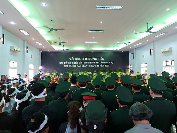 Người dân tiếc thương tiễn đưa 13 chiến sĩ, cán bộ hy sinh khi cứu hộ về với đất mẹ