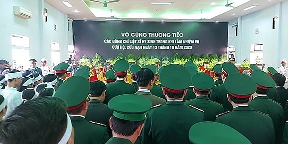 Người dân tiếc thương tiễn đưa 13 chiến sĩ, cán bộ hy sinh khi cứu hộ về với đất mẹ