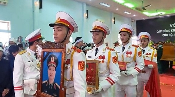 Người dân tiếc thương tiễn đưa 13 chiến sĩ, cán bộ hy sinh khi cứu hộ về với đất mẹ