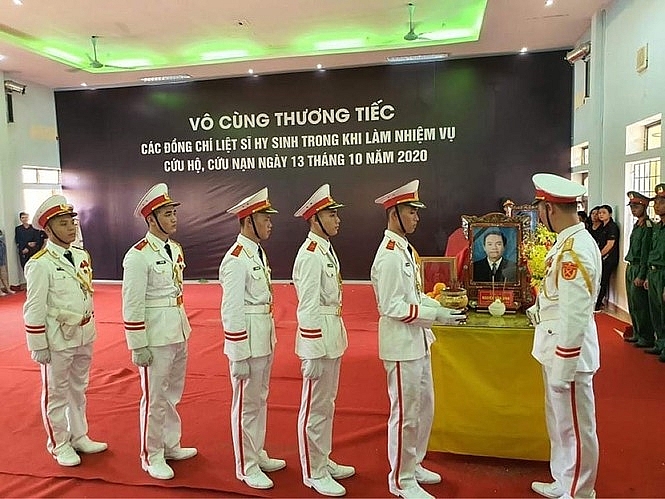 Người dân tiếc thương tiễn đưa 13 chiến sĩ, cán bộ hy sinh khi cứu hộ về với đất mẹ