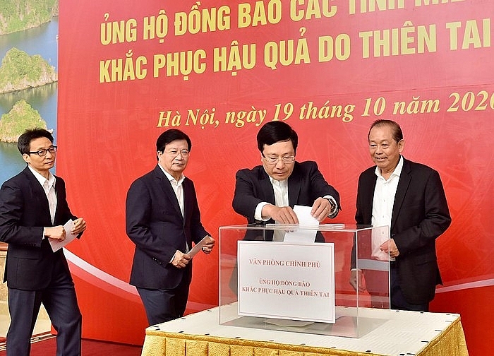 Thủ tướng Nguyễn Xuân Phúc cùng nhiều lãnh đạo chung tay ủng hộ đồng bào miền Trung