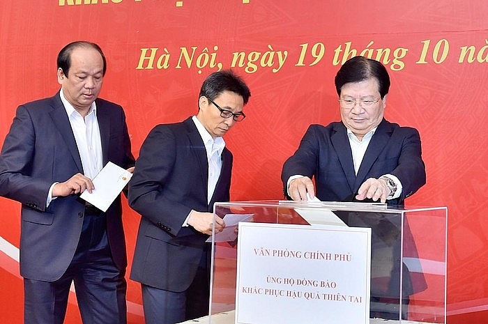 Thủ tướng Nguyễn Xuân Phúc cùng nhiều lãnh đạo chung tay ủng hộ đồng bào miền Trung