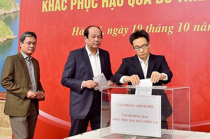 Thủ tướng Nguyễn Xuân Phúc cùng nhiều lãnh đạo chung tay ủng hộ đồng bào miền Trung