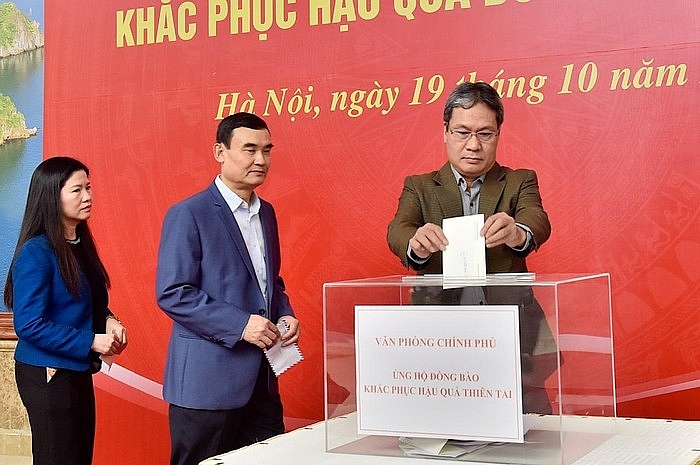 Thủ tướng Nguyễn Xuân Phúc cùng nhiều lãnh đạo chung tay ủng hộ đồng bào miền Trung