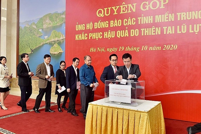 Thủ tướng Nguyễn Xuân Phúc cùng nhiều lãnh đạo chung tay ủng hộ đồng bào miền Trung