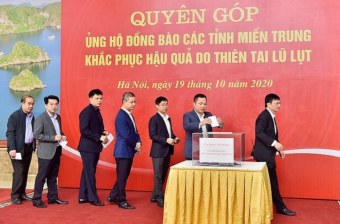 Thủ tướng Nguyễn Xuân Phúc cùng nhiều lãnh đạo chung tay ủng hộ đồng bào miền Trung