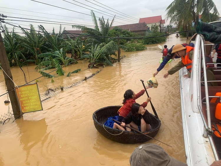 Chùm ảnh nước lũ dâng cao vượt mức lịch sử ở Quảng Bình
