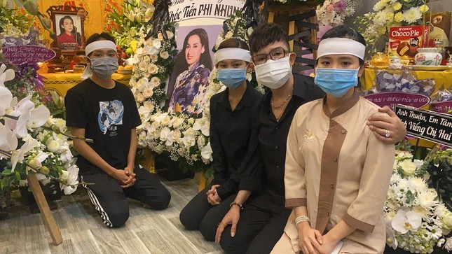 Hồ Văn Cường, Tuyết Nhung và Quỳnh Trang là những người con nuôi luôn túc trực bên bàn thờ mẹ Phi Nhung tại nhà riêng.