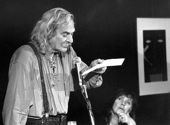 Hai nhà thơ Việt Nam đọc thơ trong Sự kiện tưởng niệm nhà thơ Mỹ Jack Hirschman