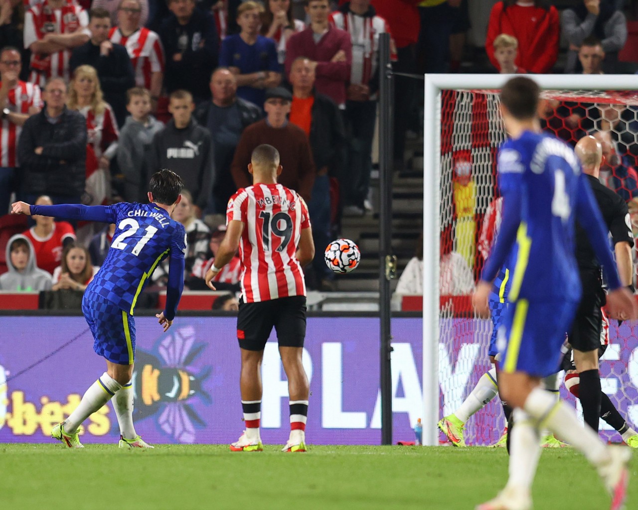 Kết quả, Bảng xếp hạng Ngoại hạng Anh ngày 17/10: MU kém Chelsea mấy điểm?