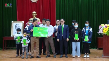 mang song va may tinh den voi hoc sinh kho khan huyen thuong tin