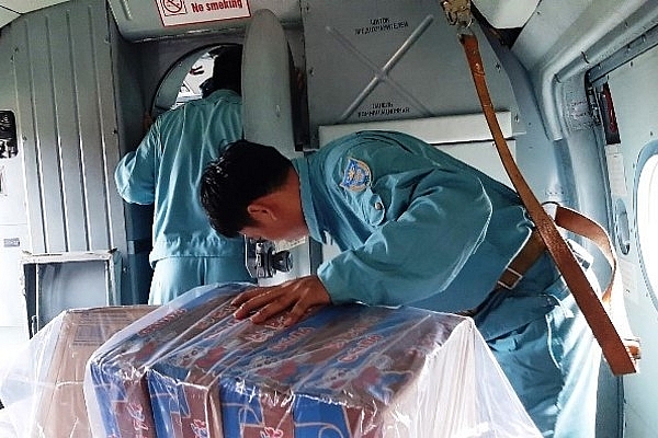 Máy bay Mi 171 tiếp tế lương thực cho người dân Phước Sơn bị cô lập