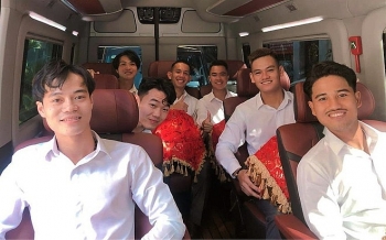 doi be trap cuc trat trong ngay cong phuong len xe hoa