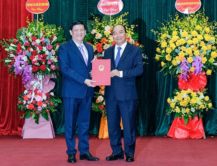 Thủ tướng trao quyết định, giao nhiệm vụ cho Bộ trưởng Bộ KHCN và Bộ Y tế