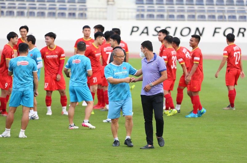 Hoàng Đức, Công Phương tập riêng, ĐT Việt Nam đón khách đặc biệt