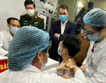 Sức khỏe cả 3 tình nguyện viên tiêm vaccine COVID-19 đều tốt, tinh thần thoải mái