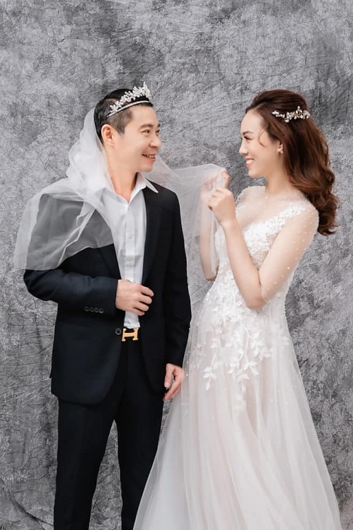Lộ ảnh cưới NSND Công Lý và vợ xinh đẹp kém 15 tuổi