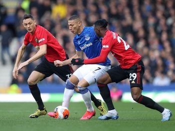 everton vs mu 03h00 ngay 2412 link xem truc tiep xem online nhanh va ro net nhat