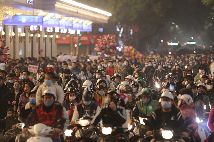 Đường phố Hà Nội chật cứng người đêm Noel Đường phố Hà Nội chật cứng người đêm Noel