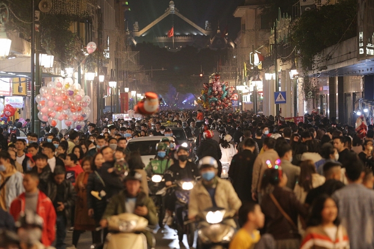 Đường phố Hà Nội chật cứng người đêm Noel Đường phố Hà Nội chật cứng người đêm Noel