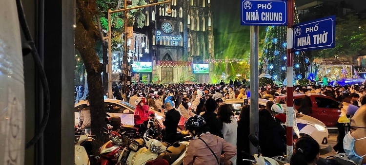 Đường phố Hà Nội chật cứng người đêm Noel Đường phố Hà Nội chật cứng người đêm Noel
