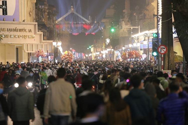 Đường phố Hà Nội chật cứng người đêm Noel Đường phố Hà Nội chật cứng người đêm Noel
