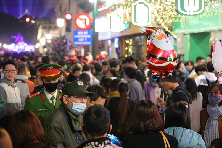 Đường phố Hà Nội chật cứng người đêm Noel