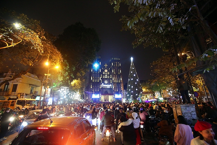 Đường phố Hà Nội chật cứng người đêm Noel