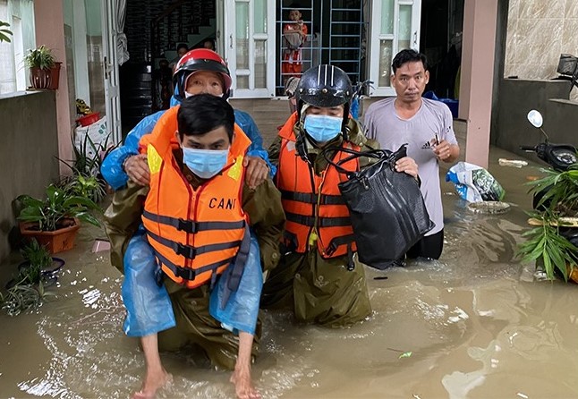 Chủ động phòng chống mưa lũ và dịch bệnh COVID-19, đảm bảo tính mạng cho người dân