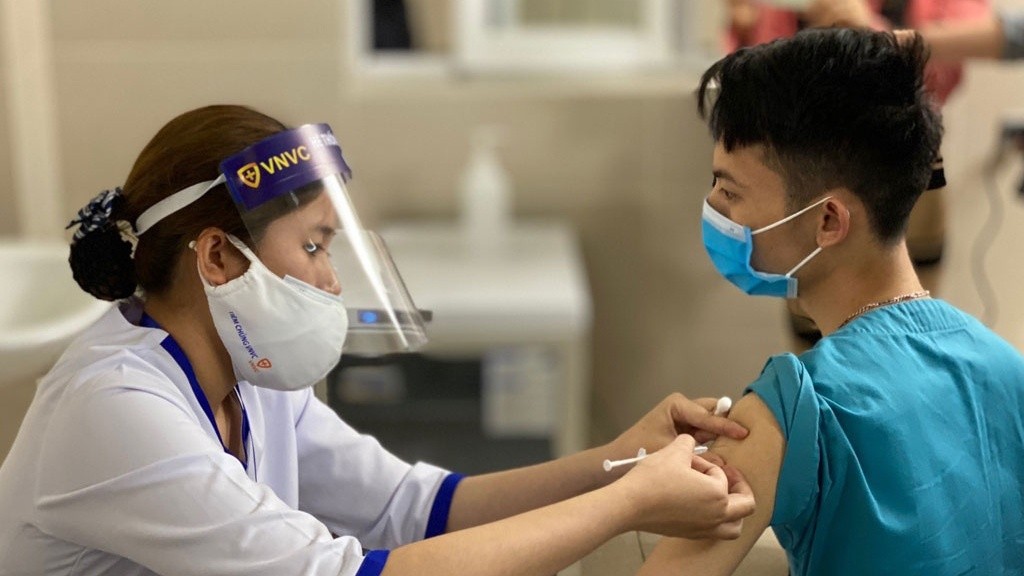 Hà Nội dừng tiêm hai lô vaccine COVID-19 gia hạn sử dụng