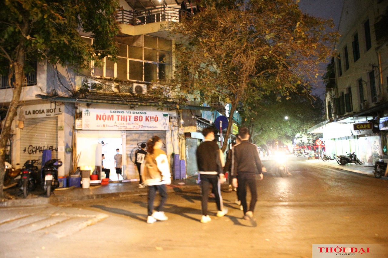Hàng quán phố cổ tự giác đóng cửa sau 21h để chống dịch