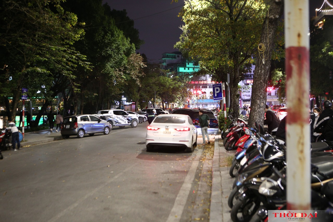 Hàng quán phố cổ tự giác đóng cửa sau 21h để chống dịch