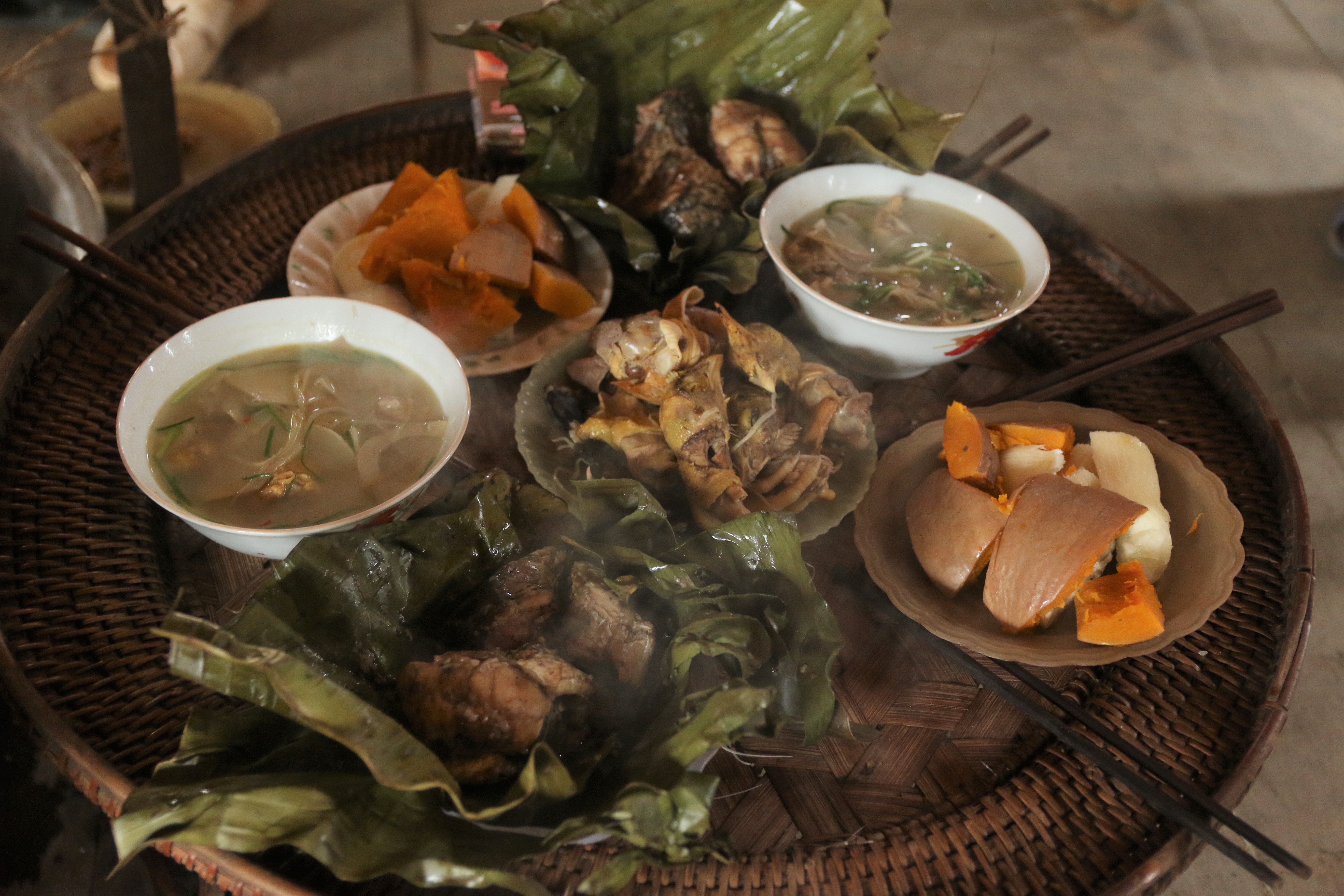 Mâm cơm cúng tổ tiên.