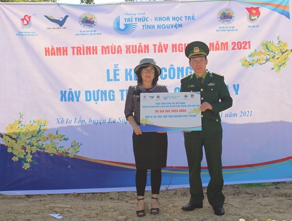 Đại diện Quỹ xã hội từ thiện Tâm Nguyện Việt trao kinh phí xây dựng Trạm xá cho BĐBP Đắk Lắk .
