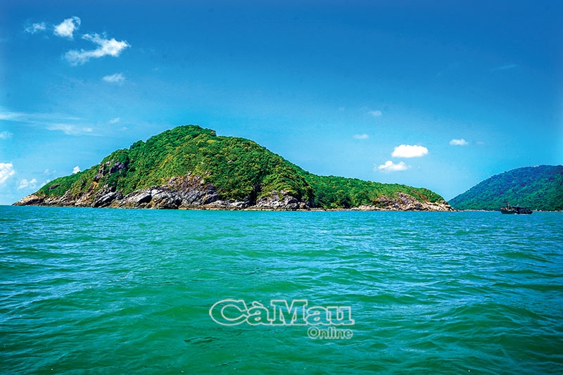 Hòn Sao là hòn lớn thứ 2 của cụm đảo, phía đông Nam của hòn là nơi ngư dân đóng đáy hàng khơi nhiều nhất.