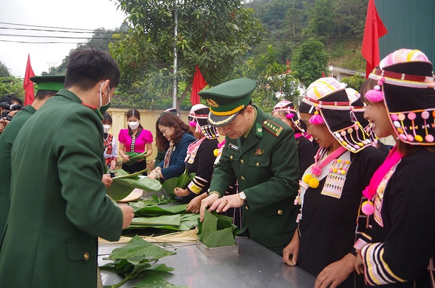 Tặng cờ Tổ quốc và quà Tết cho ngư dân tại Nam Định