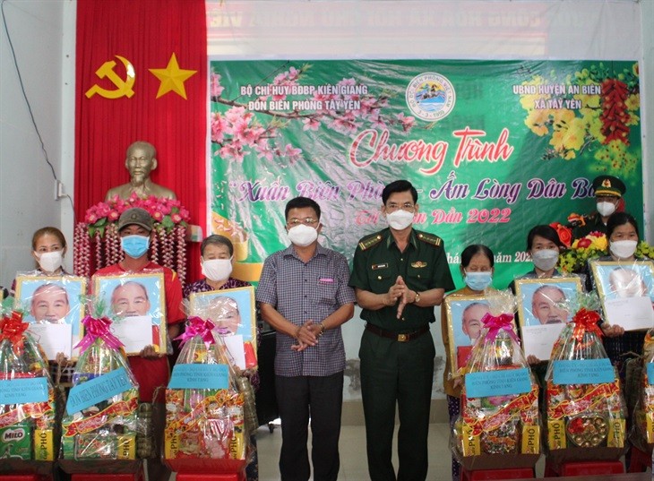 Tặng quà Tết cho những hộ nghèo biên giới