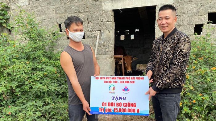 Tặng quà cho trẻ em, người dân trên huyện đảo Bạch Long Vỹ