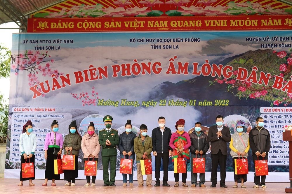 Tặng quà và cờ Tổ quốc cho bà con biên giới Quảng Nam