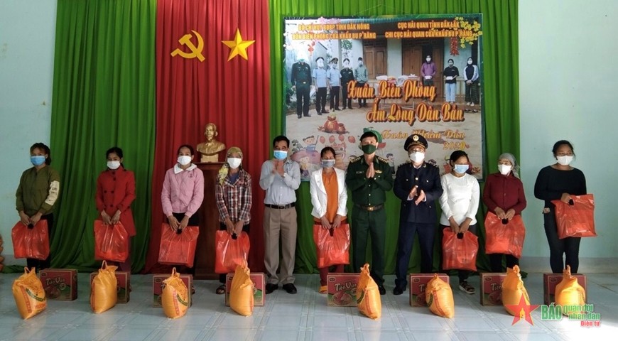 Tặng quà người dân khó khăn vùng biên giới biển