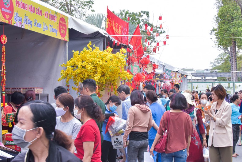 Những phiên chợ nghĩa tình tại các bệnh viện Thành phố Hồ Chí Minh ảnh 3