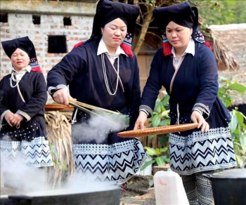 Lên bản Sưng xem người Dao gói bánh chưng đón Tết