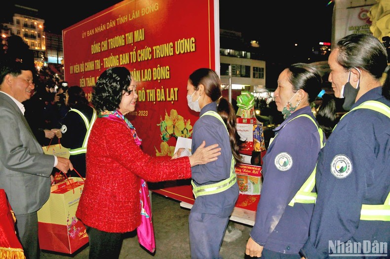 Đồng chí Trương Thị Mai trao quà Tết tặng người lao động trong đêm giao thừa tại Đà Lạt ảnh 1